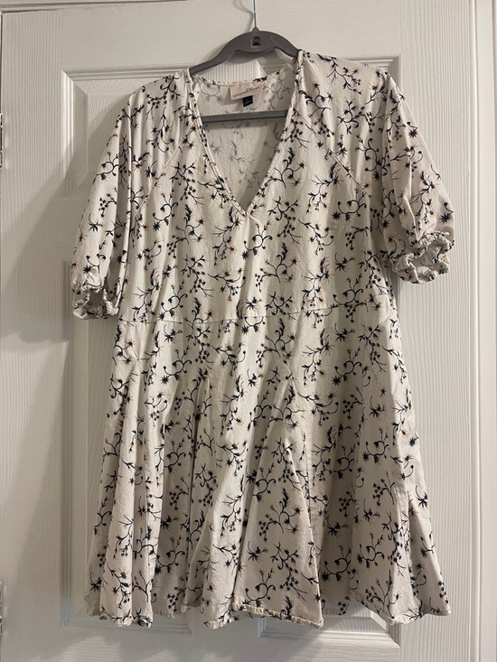 Universal Thread Dresses & Skirts - Universal Thread Cream V-Neck Floral Tunic Dress